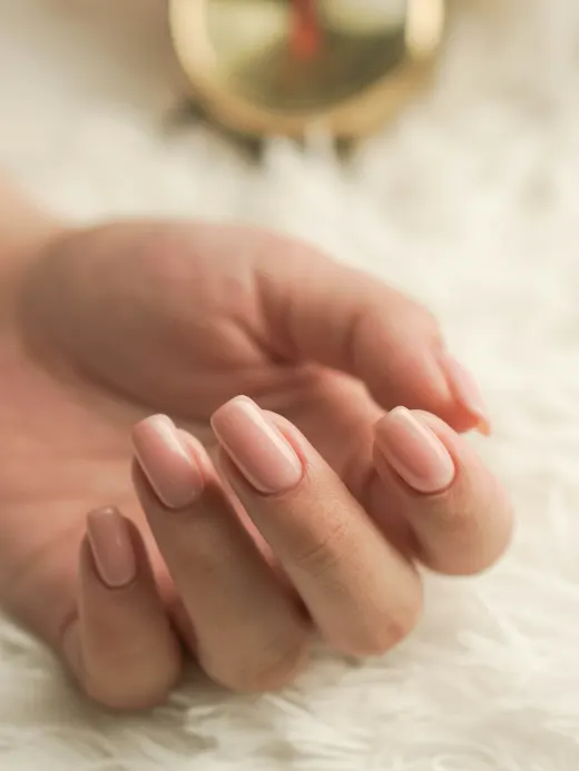 Manicura en tono natural